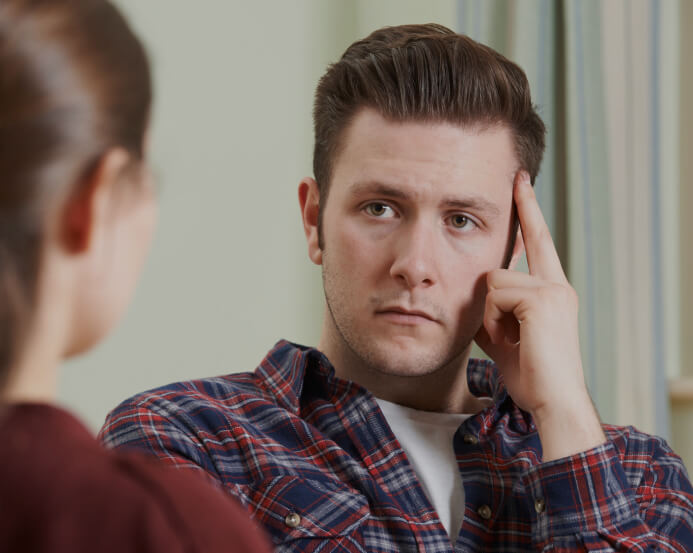 парень смотрит на девушку